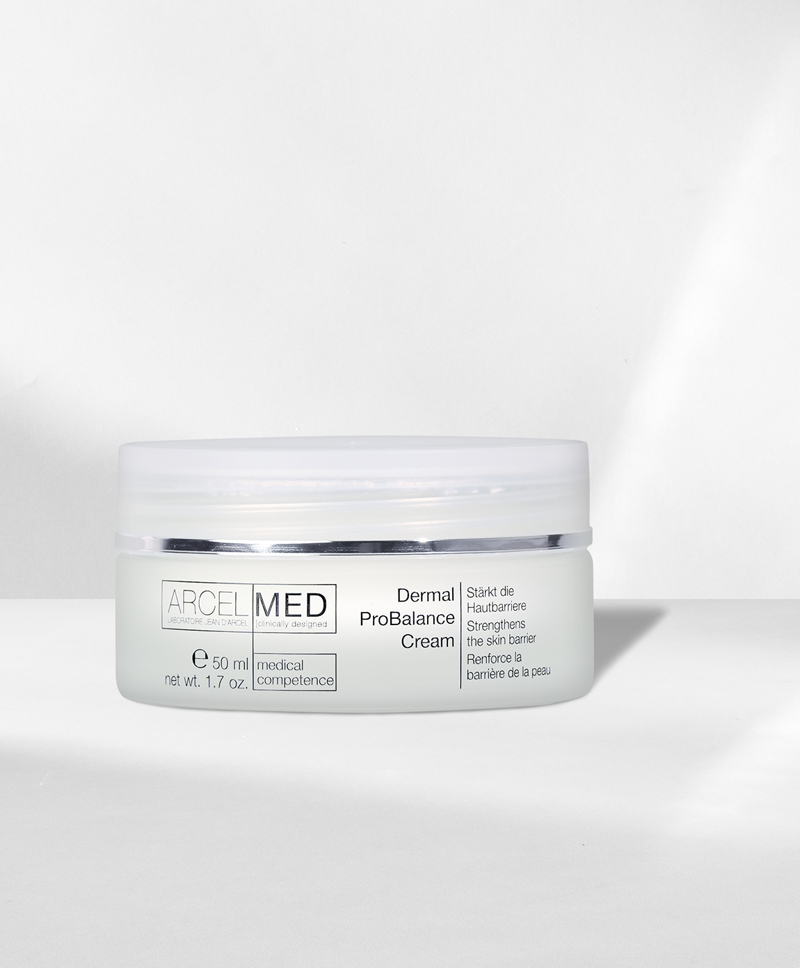 JEAN D'ARCEL Creme-Tiegel mit weißem Deckel auf hellem Untergrund